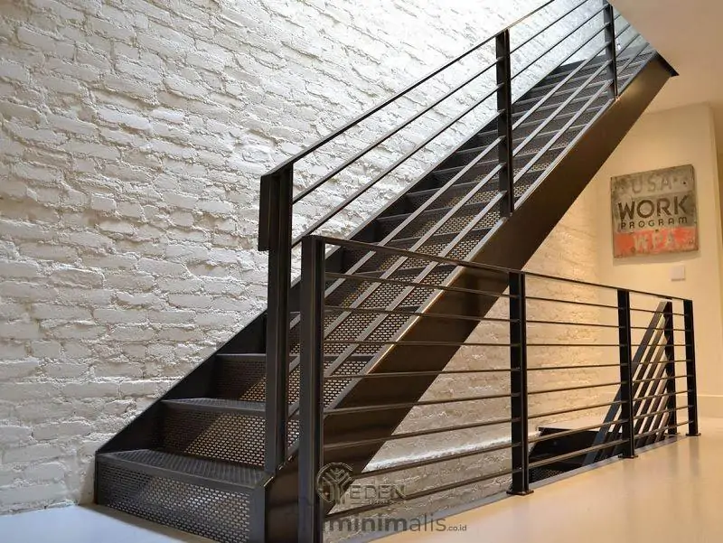tangga besi kecil minimalis