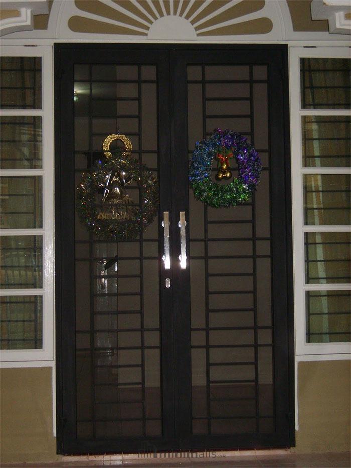 Pintu Besi Kupu Tarung Minimalis Tak Membuat Hunian Kesepian - Minimalist