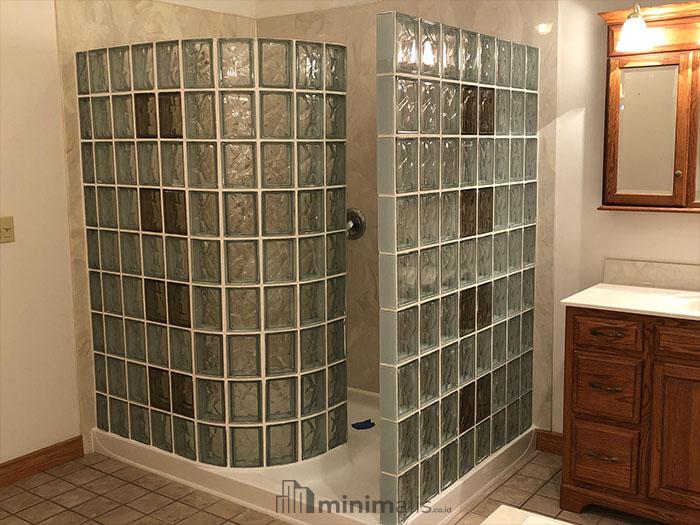 kamar mandi model pemasangan glass block minimalis