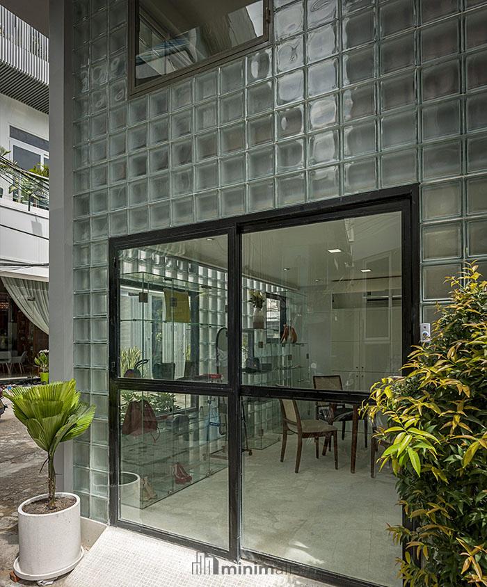 ruang tamu dinding model pemasangan glass block rumah minimalis