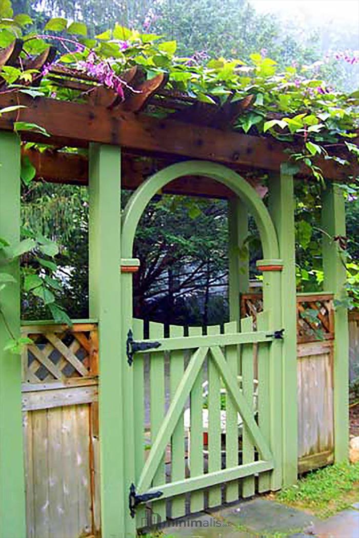 pintu gerbang kayu