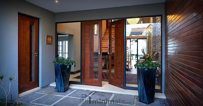 pintu kayu kombinasi kaca